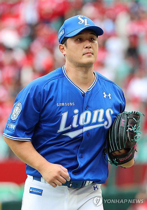 최원태, 5이닝 무실점 호투(인천=연합뉴스) 임순석 기자 = 9일 인천 SSG랜더스필드에서 열린 2025 프로야구 KBO리그 포스트시즌 준플레이오프 1차전 삼성 라이온즈와 SSG 랜더스의 경기. 5회 말 실점 없이 막아낸 삼성 선발투수 최원태가 더그아웃으로 향하고 있다. 2025.10.9 soonseok02@yna.co.kr