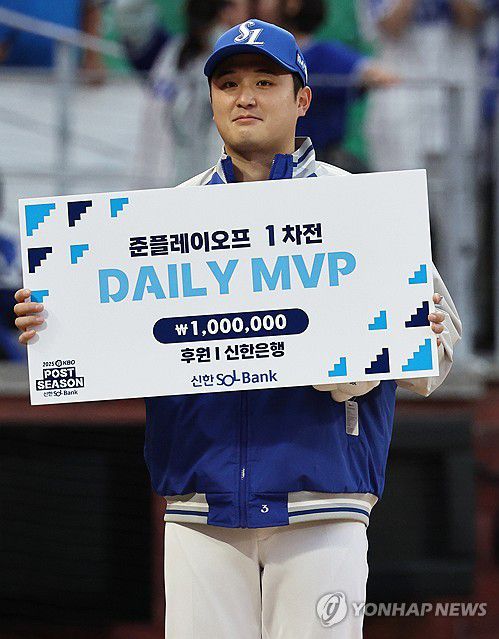 삼성 최원태, 준PO 1차전 MVP 선정(인천=연합뉴스) 김인철 기자 = 9일 인천 SSG랜더스필드에서 열린 2025 프로야구 KBO리그 포스트시즌 준플레이오프 1차전 삼성 라이온즈와 SSG 랜더스의 경기. 데일리 MVP로 선정된 삼성의 최원태가 기념촬영을 하고 있다. 2025.10.9 yatoya@yna.co.kr