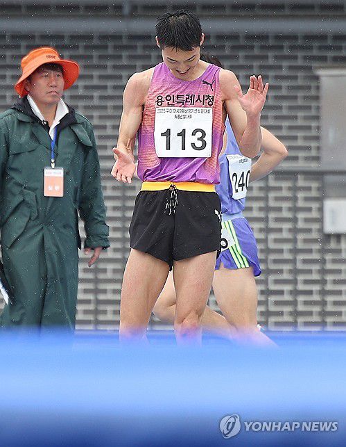 환호하는 우상혁(구미=연합뉴스) 윤관식 기자 = 우상혁(28·용인시청)이 22일 경북 구미시민운동장에서 열린 2025 구미 아시아육상경기선수권대회 최종 선발전에서 2m30 1차시기 점프에 성공 후 환호하고 있다. 2025.4.22 psik@yna.co.kr