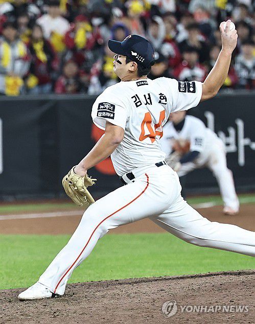 역투하는 한화 김서현(대전=연합뉴스) 김인철 기자 = 30일 대전한화생명볼파크에서 열린 2025 프로야구 KBO리그 포스트시즌 한국시리즈 4차전 LG 트윈스와 한화 이글스의 경기. 8회초 교체된 한화 김서현이 역투하고 있다. 2025.10.30 yatoya@yna.co.kr