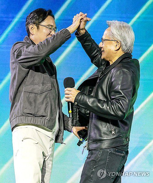 지포스 출시 25주년 기념 행사(서울=연합뉴스) 이진욱 기자 = 젠슨 황 엔비디아 최고경영자와 이재용 삼성전자 회장이 30일 서울 코엑스에서 열린 엔비디아의 그래픽카드(GPU) '지포스' 출시 25주년 행사에 참석해 있다. 2025.10.30 [공동취재] cityboy@yna.co.kr