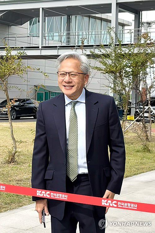 포항경주공항에 도착한 젠슨 황(포항=연합뉴스) 젠슨 황 엔비디아 최고경영자(CEO)가 31일 포항경주공항에 도착한 뒤 환영객에게 인사하고 있다.     그는 이날 경주에서 열리는 아시아태평양경제협력체(APEC) 정상회의에 참석한다. 2025.10.31 [독자 제공. 재판매 및 DB 금지] sds123@yna.co.kr