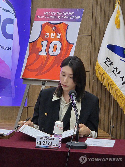 예능프로그램 파트너십 협약서에 사인하는 김연경(안산=연합뉴스) 은퇴한 '배구 여제' 김연경이 지난 7월 29일 안산시청에서 열린 파트너십 체결 행사에서 협약서에 사인하고 있다. 김연경은 경기 안산에서 촬영 중인 MBC 배구 예능 프로그램에서 감독으로 활약 중이다. 2025.7.29 [연합뉴스 자료사진. 재판매 및 DB 금지]