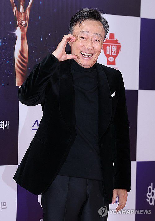 포즈 취하는 이성민(서울=연합뉴스) 이재희 기자 = 배우 이성민이 19일 서울 영등포구 KBS홀에서 열리는 제46회 청룡영화상 시상식 포토월에서 포즈를 취하고 있다. 2025.11.19 scape@yna.co.kr