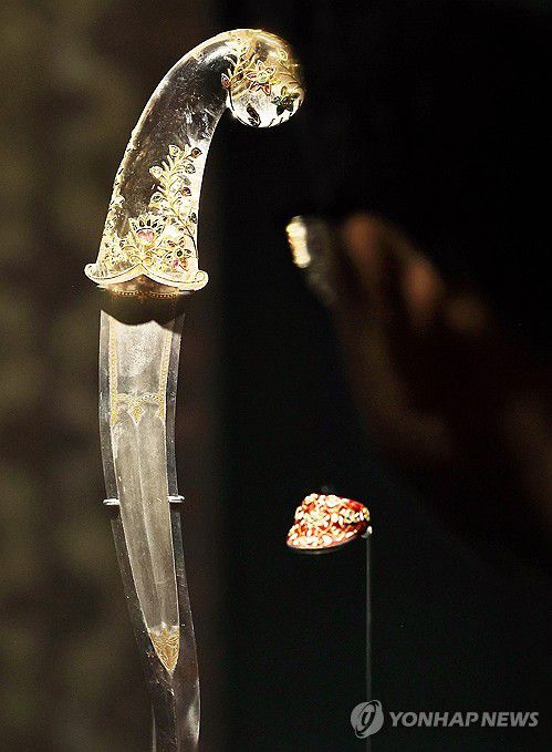 무굴 제국 단검(서울=연합뉴스) 이재희 기자 = '이슬람 미술, 찬란한 빛의 여정' 전시가 열린 21일 서울 국립중앙박물관 상설전시관에서 취재진 및 관계자들이 전시물을 살펴보고 있다. 이 전시는 2026년 10월 11일까지 열린다. 2025.11.21 scape@yna.co.kr