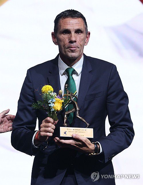 K리그1 감독상 수상한 거스 포옛(서울=연합뉴스) 류영석 기자 = 1일 서울 서대문구 스위스그랜드호텔에서 열린 K리그 2025 대상 시상식에서 K리그1 감독상을 수상한 전북현대 모터스 거스 포옛 감독이 기념촬영을 하고 있다. 2025.12.1 ondol@yna.co.kr