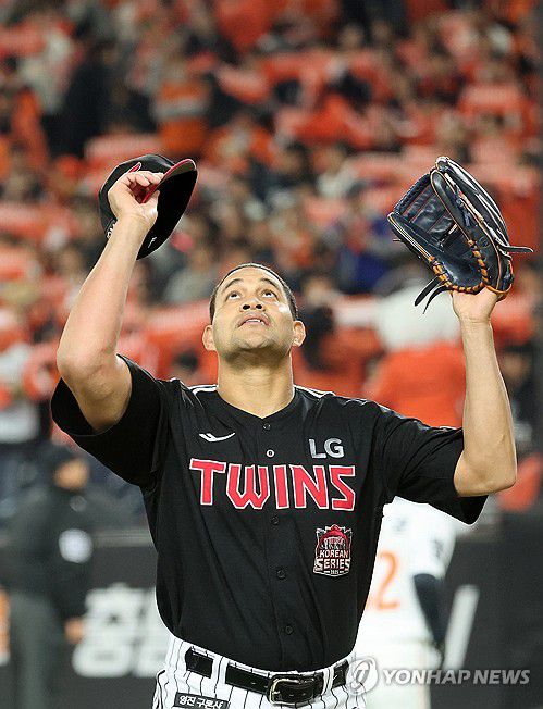 치리노스, '하늘을 향해'(대전=연합뉴스) 김준범 기자 = 30일 대전 한화생명 볼파크에서 열린 2025 프로야구 KBO리그 포스트시즌 한국시리즈 4차전 LG 트윈스와 한화 이글스의 경기. 6회말 수비를 마친 LG 치리노스가 마운드를 내려가고 있다. 2025.10.30 psykims@yna.co.kr