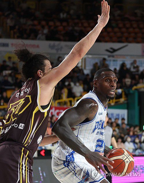 대구 라건아 '간다'(창원=연합뉴스) 김동민 기자 = 4일 경남 창원체육관에서 열린 2025-2026 LG전자 프로농구 정규리그 창원 LG 세이커스와 대구 한국가스공사 페가수스의 경기. 대구 라건아가 돌파를 시도하고 있다. 2025.12.4 image@yna.co.kr