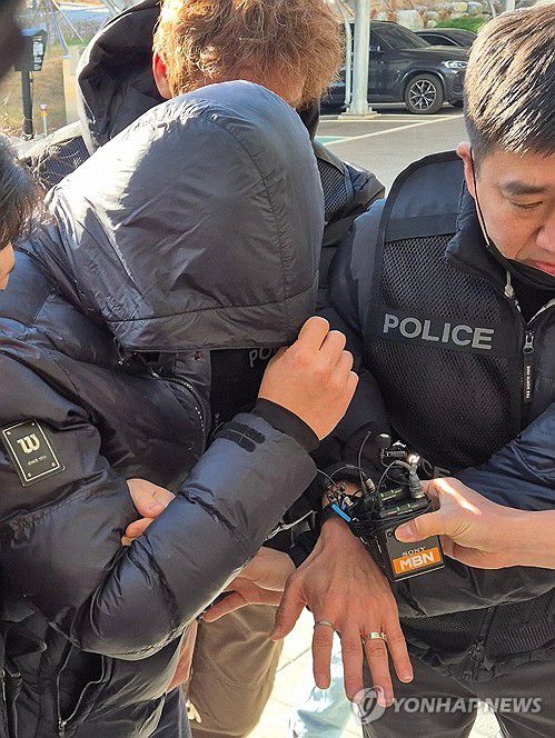 '갑질 의혹' 양양군 공무원 영장실질심사 출석(속초=연합뉴스) 류호준 기자 = 5일 춘천지법 속초지원에 양양군 소속 7급 운전직 공무원 A씨가 구속 전 피의자 심문(영장실질심사)을 받기 위해 출석하고 있다.     A씨는 환경미화원들에게 폭행·강요 등 직장 내 괴롭힘을 했다는 혐의를 받는다. 2025.12.5 ryu@yna.co.kr