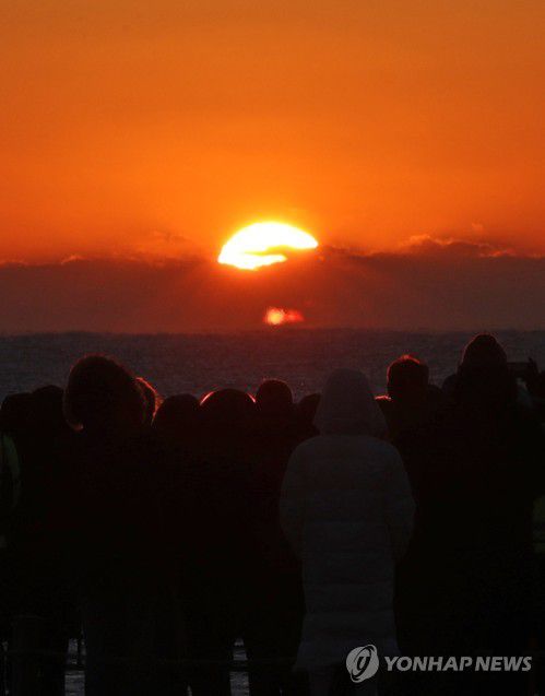 모습 드러낸 2022년 첫 해(울산=연합뉴스) 김용태 기자 = 1일 오전 한반도 육지에서 새해 가장 먼저 일출을 볼 수 있는 울산시 울주군 간절곶에서 2022년 첫 해가 뜨고 있다. 2022.1.1 yongtae@yna.co.kr