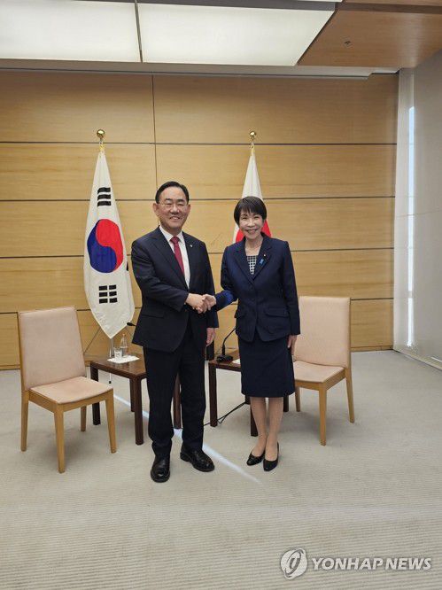 다카이치 사나에 일본 총리 예방한 주호영 국회부의장(서울=연합뉴스) 한일의원연맹 회장인 주호영 국회부의장이 9일 일본 도쿄 총리 관저에서 다카이치 사나에 일본 총리를 예방, 기념 촬영하고 있다. 2026.1.9 [주호영 국회부의장실 제공. 재판매 및 DB 금지] photo@yna.co.kr