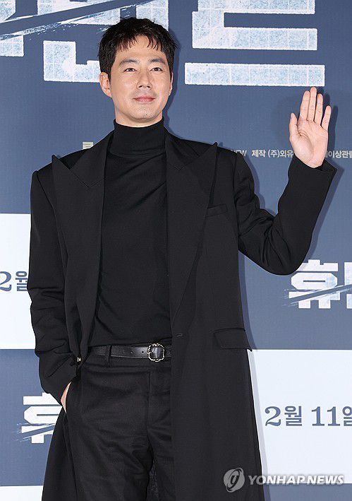 포즈 취하는 조인성(서울=연합뉴스) 이재희 기자 = 배우 조인성이 12일 서울 광진구 롯데시네마 건대입구점에서 열린 영화 '휴민트' 제작보고회에서 포즈를 취하고 있다. 2026.1.12 scape@yna.co.kr