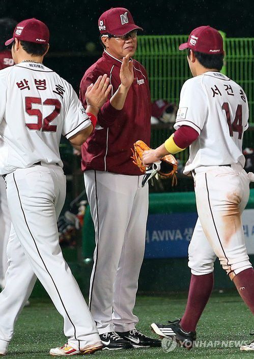 박병호가 최고의 지도자로 꼽은 김시진 전 감독(가운데)[연합뉴스 자료사진]