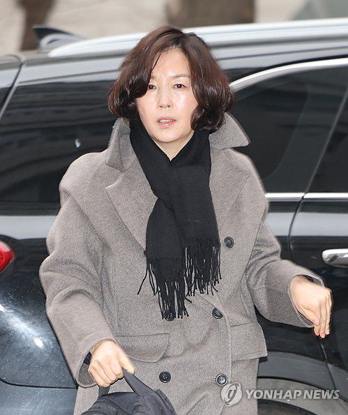 김경 시의원, 경찰 출석(서울=연합뉴스) 이진욱 기자 = 무소속(전 더불어민주당) 강선우 의원에게 '공천헌금' 1억원을 전달한 혐의를 받는 김경 서울시의원이 피의자 신분으로 조사를 받기 위해 18일 서울경찰청 공공범죄수사대로 출석하고 있다. 2026.1.18 cityboy@yna.co.kr