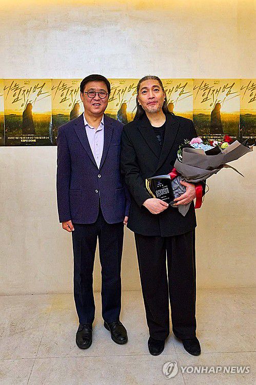 최휘영 문화체육관광부 장관, 임재범에게 공로패 수여(서울=연합뉴스) 최휘영 문화체육관광부 장관이 지난 17일 서울 송파구 올림픽공원 케이스포돔에서 '2025-26 임재범 40주년 콘서트 나는 임재범이다' 현장을 찾아 40년간의 가수 생활을 마무리하는 가수 임재범에게 공로패를 수여, 기념 촬영하고 있다. 2026.1.18 [문화체육관광부 제공. 재판매 및 DB 금지] photo@yna.co.kr