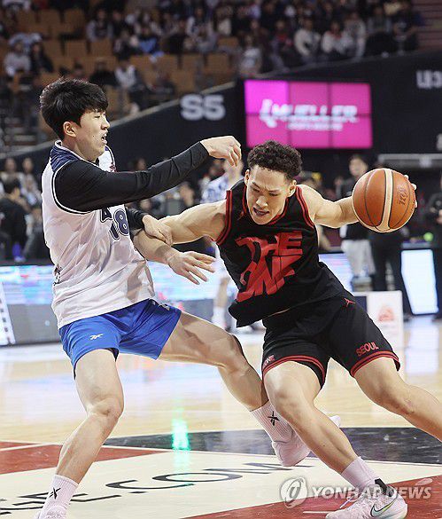 1대1 콘테스트 결승(서울=연합뉴스) 박동주 기자 = 18일 서울 잠실실내체육관에서 열린 2025-2026 LG전자 프로농구 올스타전 덩크 콘테스트 결승.     정성조(삼성)와 에디 다니엘(SK)이 경기를 펼치고 있다. 2026.1.18 pdj6635@yna.co.kr