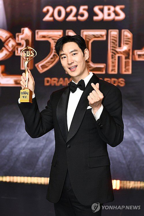 이제훈, SBS연기대상 수상(서울=연합뉴스) 배우 이제훈이 드라마 '모범택시'로 2년 만에 두 번째 SBS 연기대상을 거머쥐었다.     이제훈은 지난해 12월 31일 저녁부터 1월 1일 새벽에 걸쳐 서울 마포구 상암 SBS프리즘타워에서 열린 '2025 SBS 연기대상' 시상식에서 대상을 받았다. 사진은 트로피와 함께 포즈 취하는 이제훈. 2026.1.1 [SBS 제공. 재판매 및 DB 금지] photo@yna.co.kr