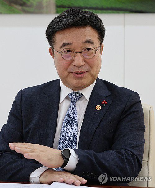 연합뉴스와 인터뷰하는 윤호중 행안장관(서울=연합뉴스) 서명곤 기자 = 윤호중 행정안전부 장관이 지난 16일 서울 종로구 정부서울청사에서 연합뉴스와 인터뷰를 하고 있다. 2026.1.19 seephoto@yna.co.kr