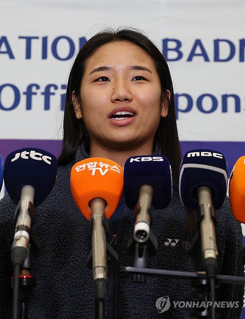 질문에 답변하는 배드민턴 '세계 최강' 안세영(영종도=연합뉴스) 김주형 기자 = 한국 배드민턴 간판 안세영이 19일 인도 뉴델리에서 열린 세계배드민턴연맹(BWF) 월드투어 슈퍼 750 인도오픈 경기를 마치고 귀국해 취재진의 질문에 답변하고 있다. 안세영은 지난해에 이어 이 대회 2연패를 달성했다. 2026.1.19 kjhpress@yna.co.kr