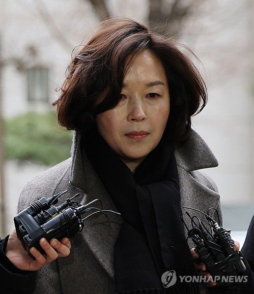 김경 시의원, 경찰 출석(서울=연합뉴스) 이진욱 기자 = 무소속(전 더불어민주당) 강선우 의원에게 '공천헌금' 1억원을 전달한 혐의를 받는 김경 서울시의원이 피의자 신분으로 조사를 받기 위해 18일 서울경찰청 공공범죄수사대로 출석하고 있다. 2026.1.18 cityboy@yna.co.kr