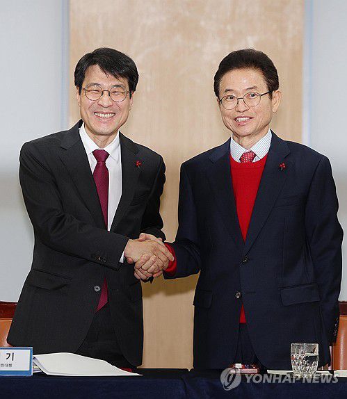 행정통합위해 손잡은 대구·경북(안동=연합뉴스) 김현태 기자 = 20일 오후 경북 안동시 경상북도청에서 열린 대구·경북 행정통합 추진협의 회의에서 이철우 경북지사(오른쪽)와 김정기 대구시장 권한대행 행정부시장(왼쪽)이 악수하고 있다. 2026.1.20 mtkht@yna.co.kr