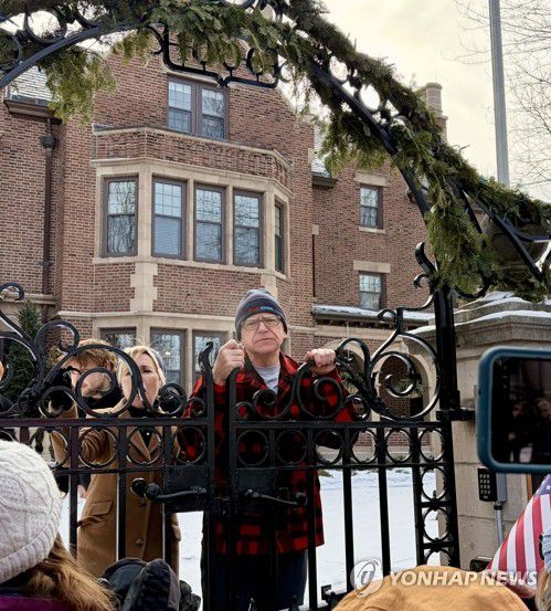 시위대 격려하는 월즈 주지사(세인트폴=연합뉴스) 권영전 특파원 = 민주당 소속 팀 월즈 미네소타주 주지사가 20일(현지시간) 세인트폴에 있는 자신의 관저 앞에서 진행된 시위 참가자들을 격려하고 있다. 2026.1.21 comma@yna.co.kr