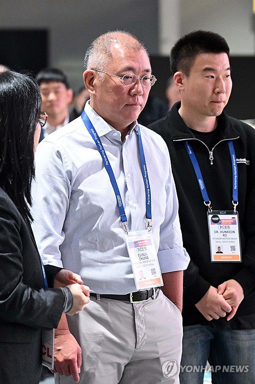 모베드 시연 살펴보는 정의선 현대차그룹 회장(서울=연합뉴스) 김성민 기자 = 정의선 현대차그룹 회장이 세계 최대 가전·정보기술(IT) 전시회 'CES 2026'이 개막한 6일(현지시간) 미국 네바다주 라스베이거스 컨벤션센터에 마련된 현대차그룹 부스를 방문해 차세대 자율주행 모빌리티 플랫폼 '모베드(MobED)' 시연을 살펴보고 있다. 2026.1.7 [공동취재] ksm7976@yna.co.kr