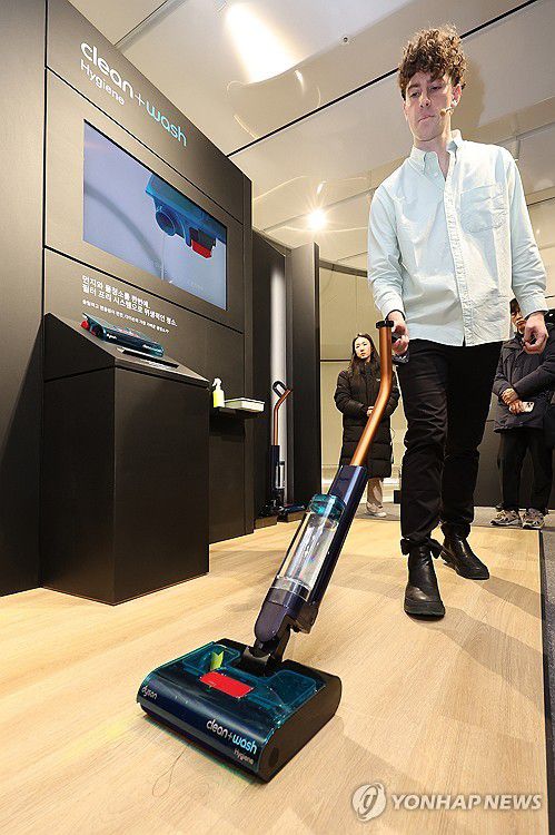 다이슨 체험형 가전 팝업스토어(서울=연합뉴스) 강민지 기자 = 네이슨 로슨 맥클린 다이슨 홈 RDD 소프트웨어 팀 시니어 디자인 매니저가 22일 서울 영등포구 더현대 서울에 마련된 다이슨 체험형 가전 팝업 스토어 '더 넥스트 홈 랩'에서 '클린앤워시 하이진 물청소기'를 설명하고 있다. 2026.1.22 mjkang@yna.co.kr