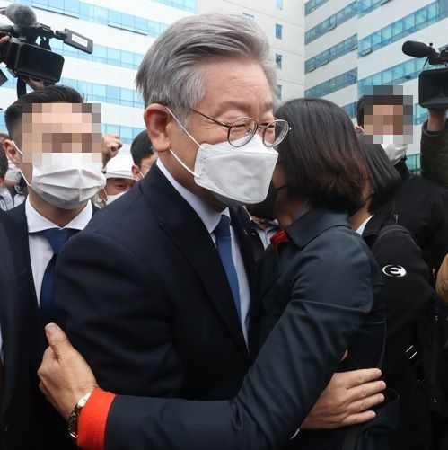 이재명 경기도지사가 지난 16일 오전 경기도 수원시 영통구 수원고등법원에서 열린 파기환송심 선고공판에서 무죄를 선고받고 나와 지지자들과 인사하고 있다. 연합뉴스