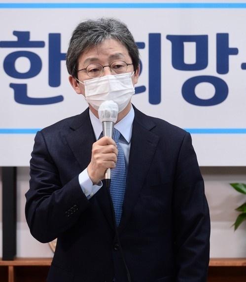 유승민 전 의원이 18일 오전 서울 여의도 국회 앞 태흥빌딩 ‘희망 22’ 사무실에서 기자간담회를 가졌다. 연합뉴스