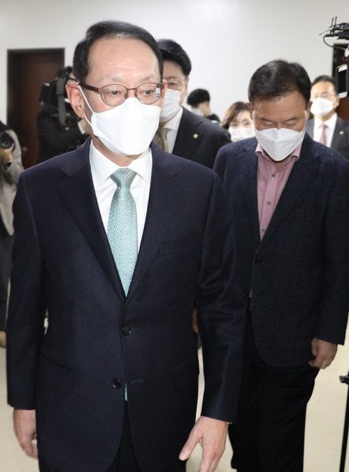 국민의힘 소속 김도읍 법사위 간사와 법사위원들이 26일 서울 여의도 국회에서 윤호중 법사위원장을 항의방문하고 있다. 연합뉴스