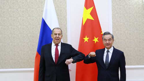 세르게이 라브로프 러시아 외무장관(왼쪽)과 왕이 중국 외교부장. 〈사진=신화통신 캡처〉