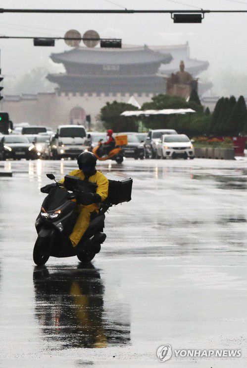 29일 오전 코로나19 재확산 여파로 한산한 서울 광화문 일대에 배달 오토바이들이 분주하게 오가고 있다.(연합뉴스)
