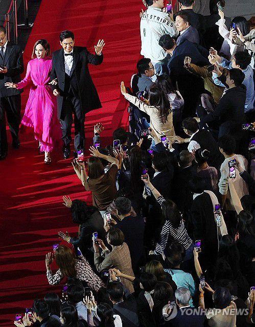 4일 오후 부산 해운대구 영화의전당에서 열린 제28회 부산국제영화제 개막식에서 배우 저우룬파(주윤발)이 레드카펫을 밟고 있다. 올해 영화제에는 개막작인 '한국이 싫어서'(장건재 감독)를 비롯해 69개국 209편의 공식 초청작이 부산 영화의전당 등 4개 극장 25개 스크린에서 상영된다.