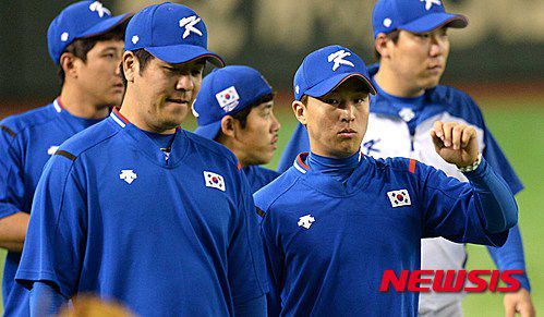 [도쿄=뉴시스] 2015년 세계야구소프트볼연맹(WBSC) 프리미어12 대표팀에 함께 발탁된 강민호와 손아섭. (사진 = 뉴시스 DB)