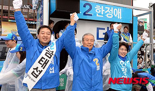 【서울=뉴시스】홍찬선 기자 = 더불어민주당 김종인 비상대책위원회 대표가 3일 오후 서울 강서구 화곡역 사거리에서 금태섭(강서갑), 한정애(강서병) 후보의 지원유세를 하며 손을 들어 화답하고 있다.   2016.04.03. mania@newsis.com