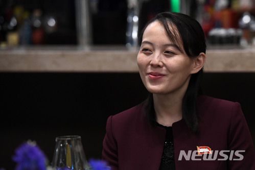 【강릉=뉴시스】사진공동취재단 = 평창동계올림픽을 계기로 방남한 김정은 북한 노동당 위원장의 동생 김여정 노동당 중앙위 제1부부장이 10일 오후 강원 강릉시 스카이베이 경포호텔에서 열린 통일부 장관 주재 만찬에서 미소짓고 있다. 2018.02.11. photo@newsis.com
