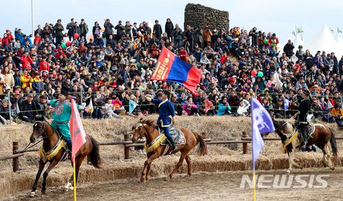[제주=뉴시스] 우장호 기자 = 애월읍 봉성리 새별오름에서 올해로 21회째를 맞은 2018 제주들불축제가 열린 가운데 마상무예 공연이 진행되고 있다. 2018.03.03. woo1223@newsis.com