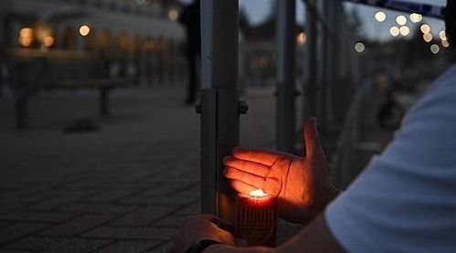 시드니 총기난사 사건 현장에 밝혀진 촛불 [사진=EPA 연합뉴스]