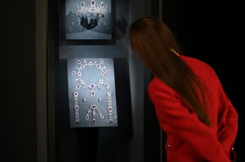 100여 개가 넘는 천연 핑크 토파즈와 다이아몬드가 완벽한 조화를 이루며 티아라의 호화로움을 보여주는 독일 뷔르템베르크 왕가의 파뤼르