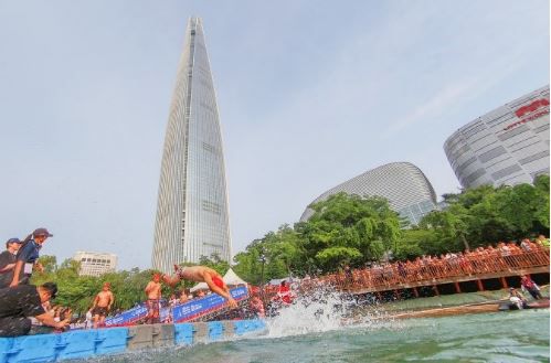 ‘2024 롯데 아쿠아슬론’ 참가자들이 석촌호수로 뛰어들고 있다.(제공=롯데물산)