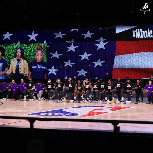 LA 레이커스 선수단이 경기 시작 전 BLM 세레모니를 펼치고 있다. 출처|LA 레이커스