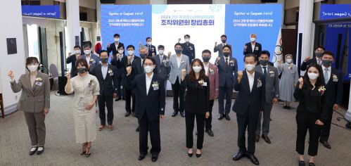 문화체육관광부 최윤희 제2차관(왼쪽)을 포함한 2024 강원 청소년 동계올림픽 조직위원회 창립총회 참석자들이 화이팅 포즈로 기념촬영을 하고 있다. 제공=문체부