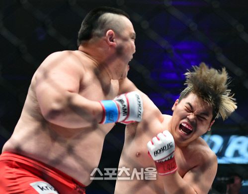 오일학이 지난해 열린 ROAD FC 056에서 이호준에게 강력한 펀치를 성공시키고 있다. 오일학이 KO승으로 승리했다. 이주상기자 rainbow@sportsseoul.com