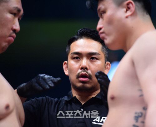 임태욱 심판이 지난 5월에 열린 ARC 001의 메인이벤트인 허재혁과 배동현(오른쪽)의 경기를 주관하고 있다. 이주상기자 rainbow@sportsseoul.com