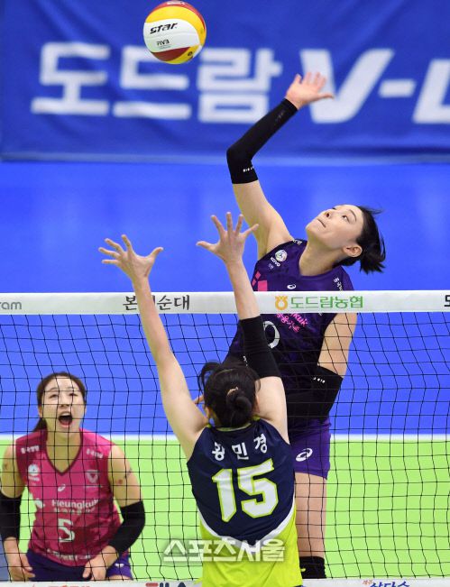 흥국생명 김연경(오른쪽)이 3일 수원체육관에서 열린 2020-2021 V리그 여자부 현대건설과 흥국생명의 경기에서 현대건설 황민경의 블로킹을 피해 스파이크 공격을 하고 있다. 2020. 11. 3. 수원 | 박진업기자 upandup@sportsseoul.com