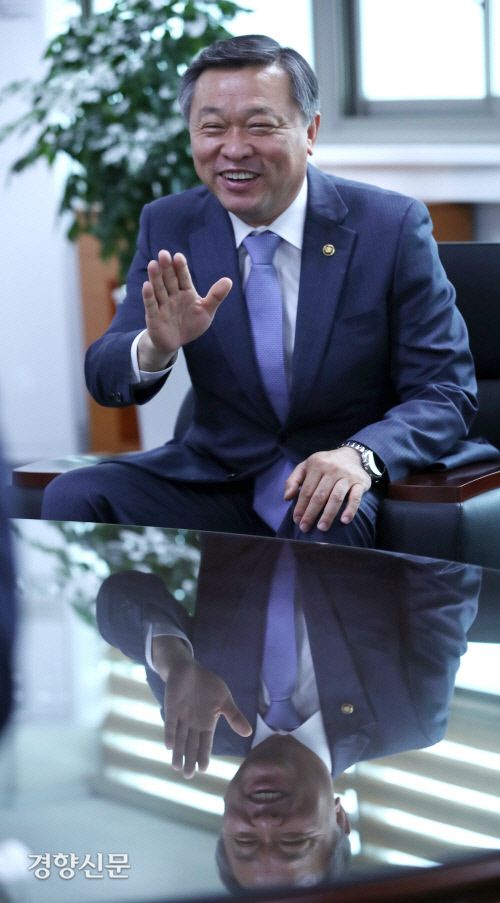 정석환 병무청장이 12일 서울 영등포 병무청 집무실에서 본사와 인터뷰 하고 있다./ 김기남 기자 kknphoto@kyunghyang.com