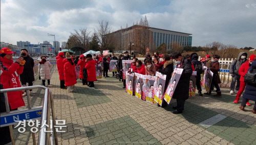 허경영 국가혁명당 대선후보 지지자들이 15일 출정식을 마친 뒤 모여 기념촬영을 하고 있다. 전현진 기자