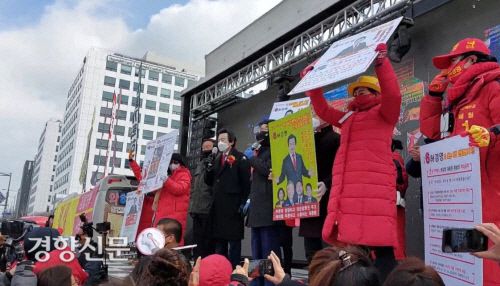 허경영 국가혁명당 대선후보가 15일 오전 서울 영등포구 여의도동 국회 정문 앞에서 열린 출정식에서 지지자들에게 발언하고 있다. 전현진 기자