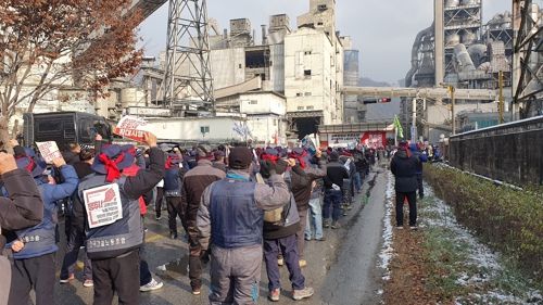 민주노총 충북본부가 6일 오후 화물연대 파업이 진행 중인 한일시멘트 단양공장 앞에서 조합원 500여 명이 참가한 가운데 ‘총파업 총력투쟁 결의대회’를 열고 있다. 연합뉴스.